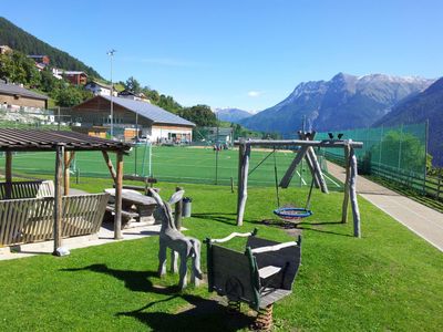 Spiel und Sportplatz unter dem Haus