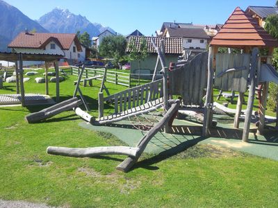 Spielplatz unter dem Haus