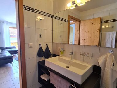 Badezimmer mit Dusche und WC