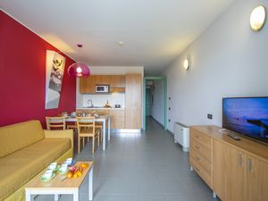 Wohnzimmer mit Küche und Esstisch Blick