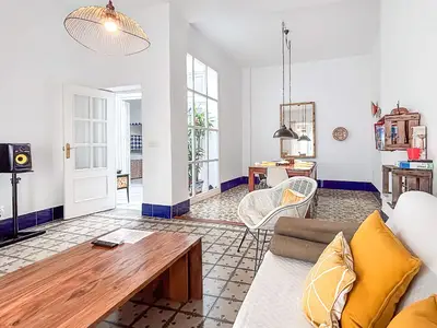 Das Wohnzimmer mit Glasdach im Flur im 1. OG