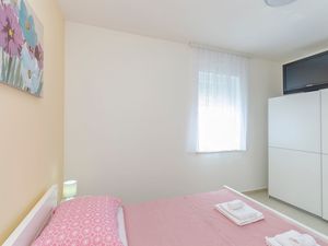 23944046-Ferienwohnung-5-Sibenik-Brodarica-300x225-3