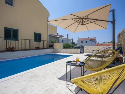 PoolOfHouse