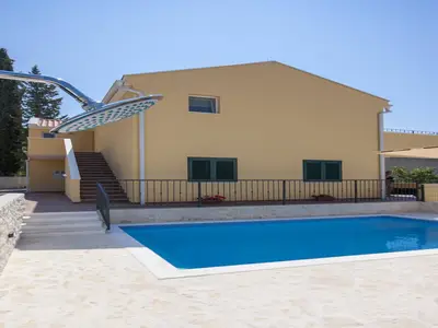 PoolOfHouse