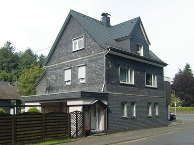 Wohnhaus (Eingangs- und Straßenseite)
