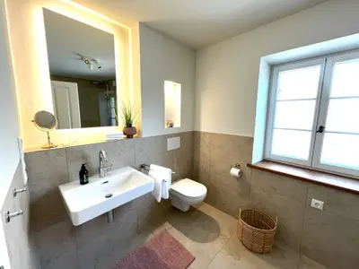 Bad mit Dusche und WC