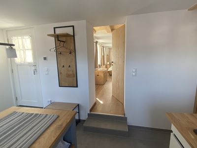 Blick von der Küche in den Wohn- und Schlafbereich