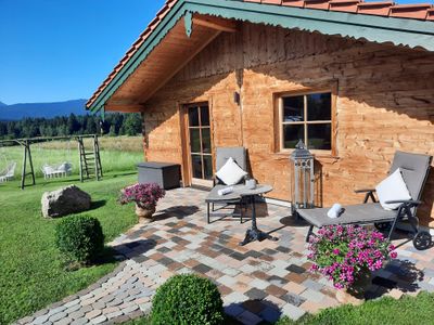 Rollliegen in der Mittagssonne an Hütte/Pferdestall