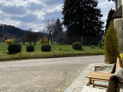 Sitzbank vor der Ferienwohnung mit Ausblick