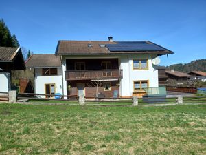 Seitenansicht unseres Hauses. Der Balkon gehört zur Ferienwohnung