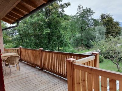 gemütlicher Balkon auf der Südseite mit Fluss-, Berg-, Maibaum- und Gartenblick