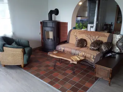 Wohnzimmer mit Holzofen