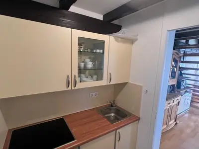 gut ausgestattete Küchenzeile