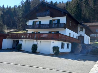 Unser Haus. Der mittlere Balkon gehört zur Ferienwohnung.