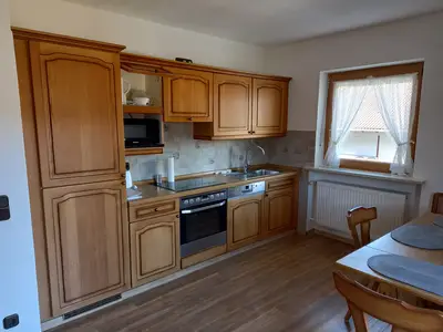 Küche mit Herd, Backofen, Spülmaschine, Kühlschrank, Gefrierschrank, Microwelle