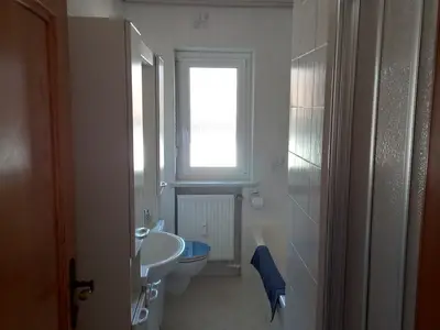 Badezimmer mit Dusche, WC und Badewanne