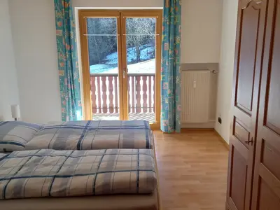 Schlafzimmer 1 mit Doppelbett, Schrank und Nachtkästen
