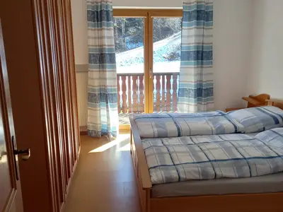 Schlafzimmer 1 mit Doppelbett, Schrank und Nachkästen