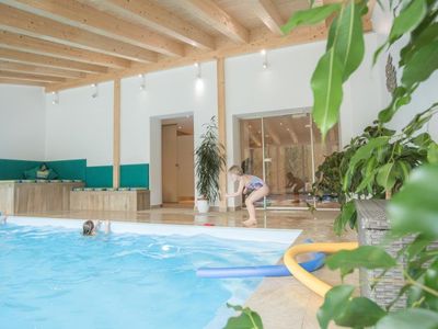 Pool mit spielenden Kindern