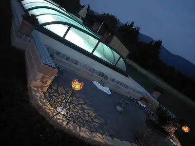 Pool beleuchtet am Abend
