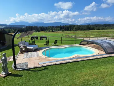 Pool mit flexibler Schiebehalle