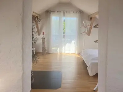 Apartment Blick in Wohn-Schlafbereich und Balkon