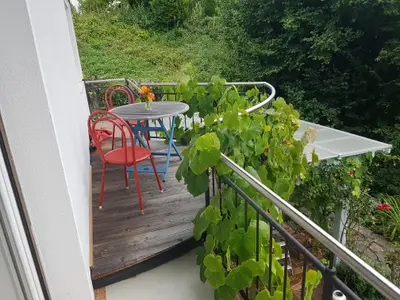 Sitzplatz auf dem Balkon mit Weinbewuchs