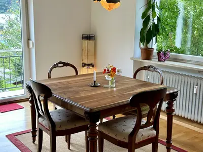 Essplatz mit antiken Möbeln, Nußbaumholz