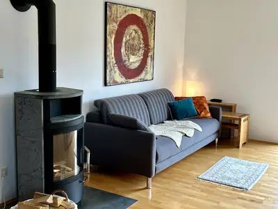 Wohnküche, Holzofen mit Sofa