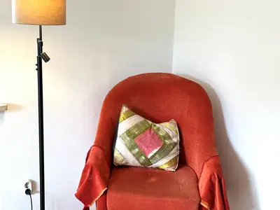 Leseecke mit Blick auf Holzofenfeuer