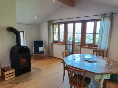 Essbereich mit Schwedenofen und Balkon