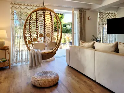 Gemütlicher Hängesessel im Wohnzimmer