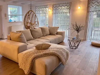 Sofa-Lounge mit Hängesessel und TV