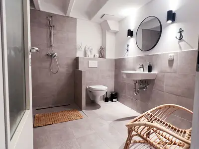 Modernes Badezimmer mit Dusche