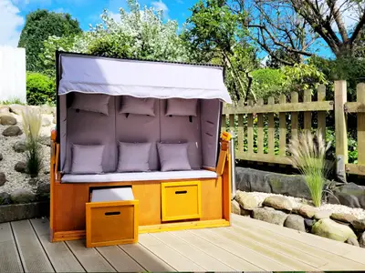 Gemütlicher Strandkorb im Garten