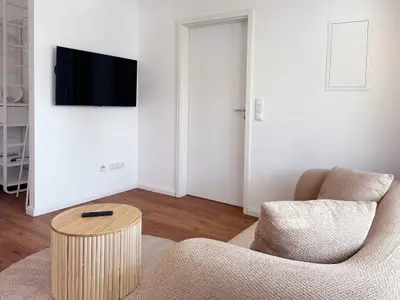 Ansicht Wohnzimmer mit Smart TV und Loungesofa