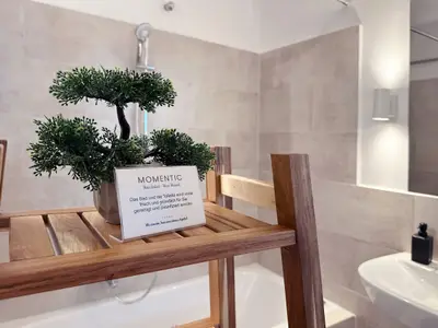 Sauberes und modernes Badezimmer