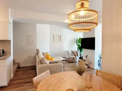 Sofalounge und Smart TV im geräumigen Wohnzimmer