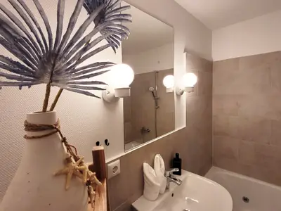 Modernes Badezimmer mit Badewanne