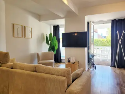 Blick aus dem Wohnzimmer auf die eigene Terrasse
