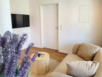 Sofalounge und Smart TV im geräumigen Wohnzimmer