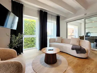 Sofalounge und Smart TV im geräumigen Wohnzimmer