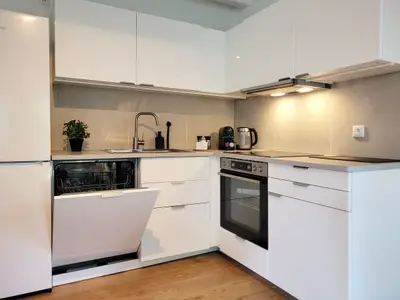 Modernes Appartement mit Küche und Spülmaschine