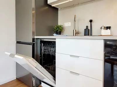 Voll ausgestattete Küche mit Spülmaschine