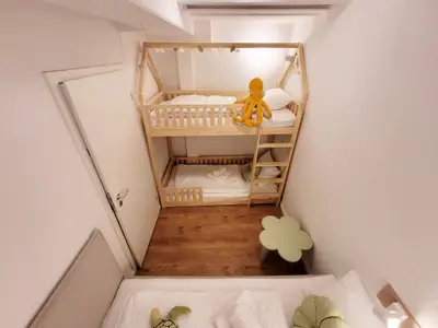 Ansicht Schlafzimmer mit Hochbett und Einzelbett