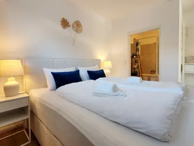 Gemütliches Doppelbett mit Bettwäsche-Paket von Momentic