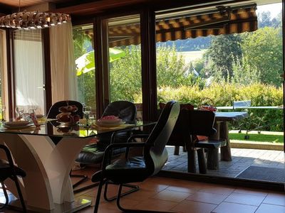 Wohnzimmertisch mit Terrassen- & Gartenblick