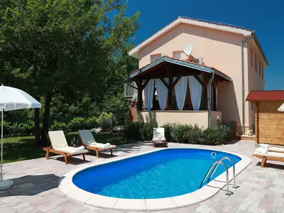 PoolOfHouse