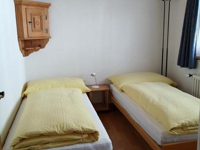 1 Schlafzimmer mit zwei Einzelbetten
   (Kann man auch zusammenhängen)
   90 x 200 