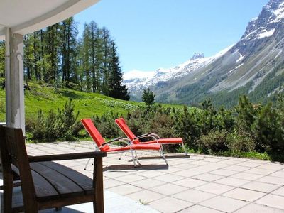 Die Terrasse mit schönem Blick auf die Engadiner Berge